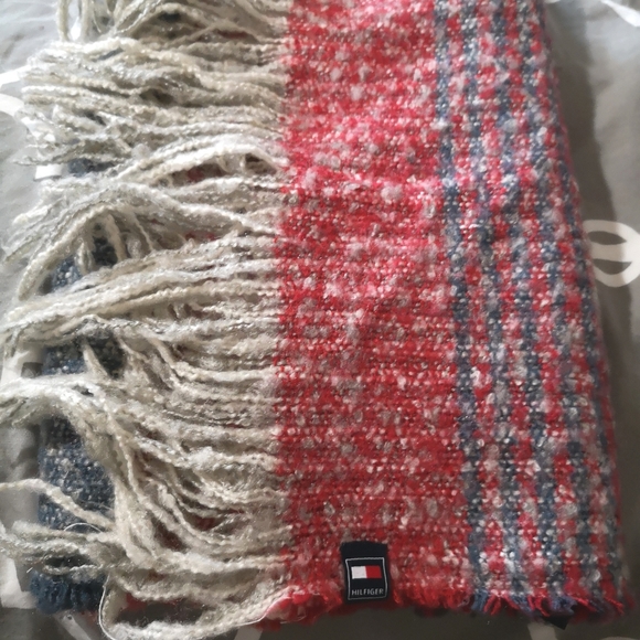 TOMMY HILFIGER / COZY FRINGE SCARF - Picture 5 of 5